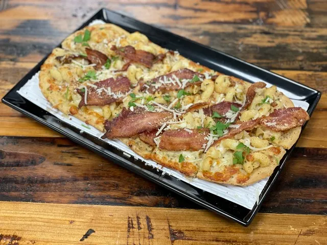 Bacon Mac and Cheese Flatbread